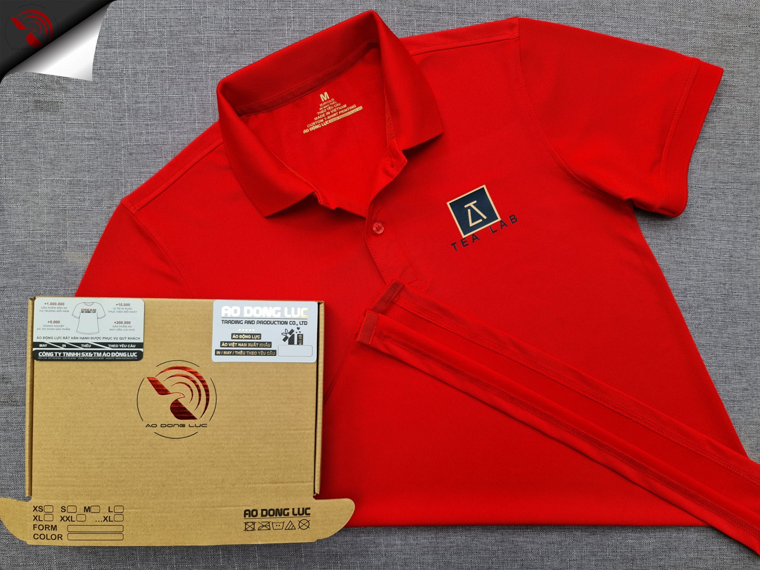 Đồng phục áo thun polo bo trơn màu đỏ in kỹ thuật số logo