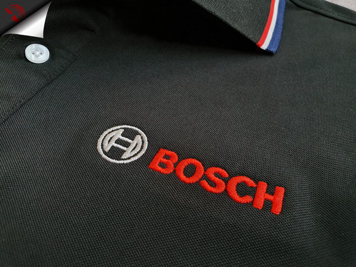 Hình thêu logo lên áo thun đồng phục polo bo sọc màu đen