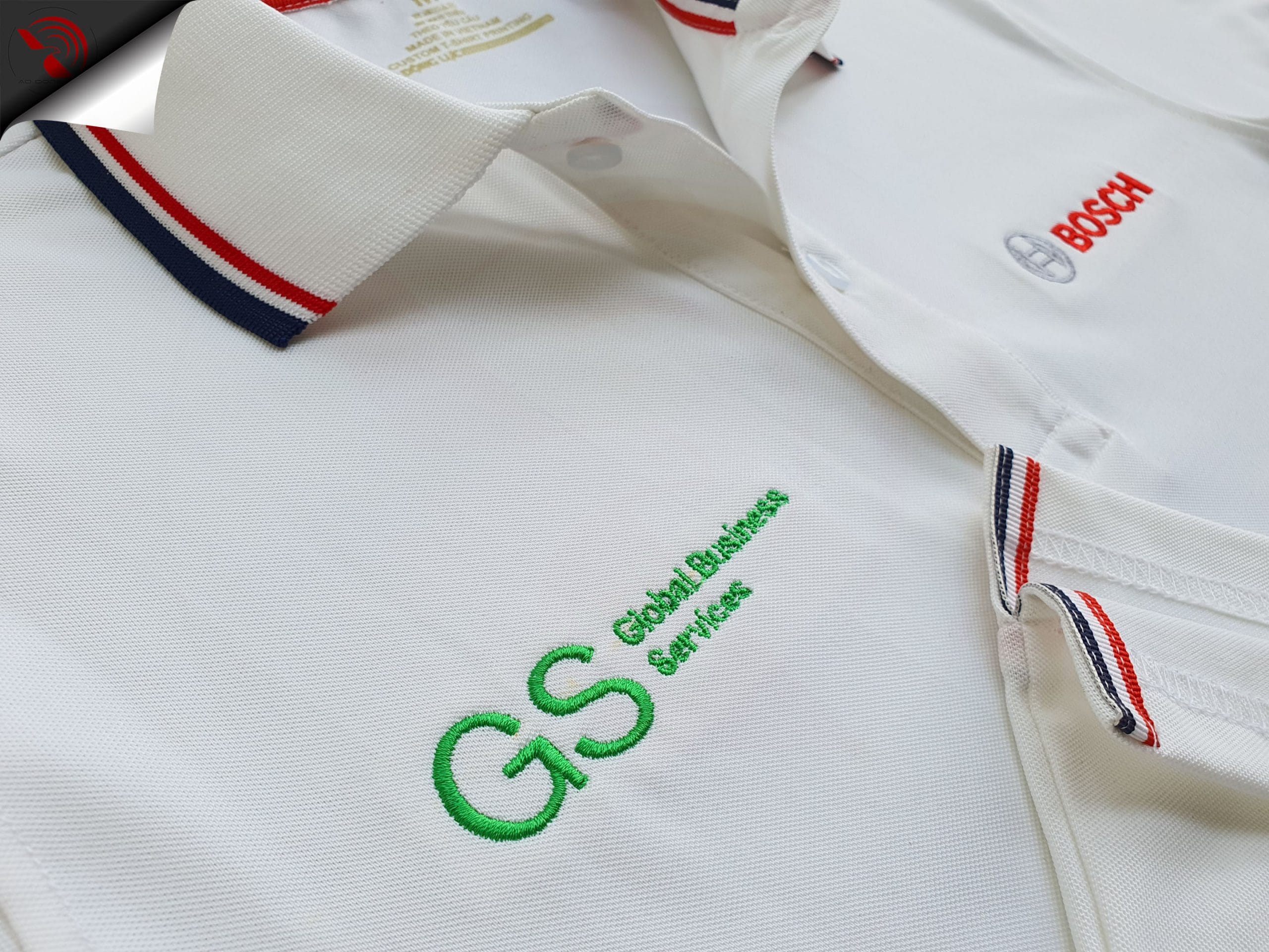 ao-polo-dong-phuc-theu-logo-trang-soc-bosch-nguc-phai Hình thêu vi tính lên áo thun đồng phục polo màu trắng bo sọc