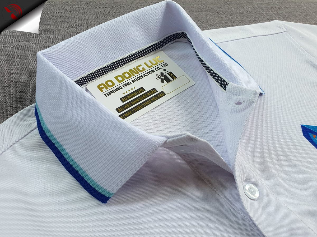 Hình chi tiết áo thun đồng phục polo màu trắng dệt bo sọc theo yêu cầu