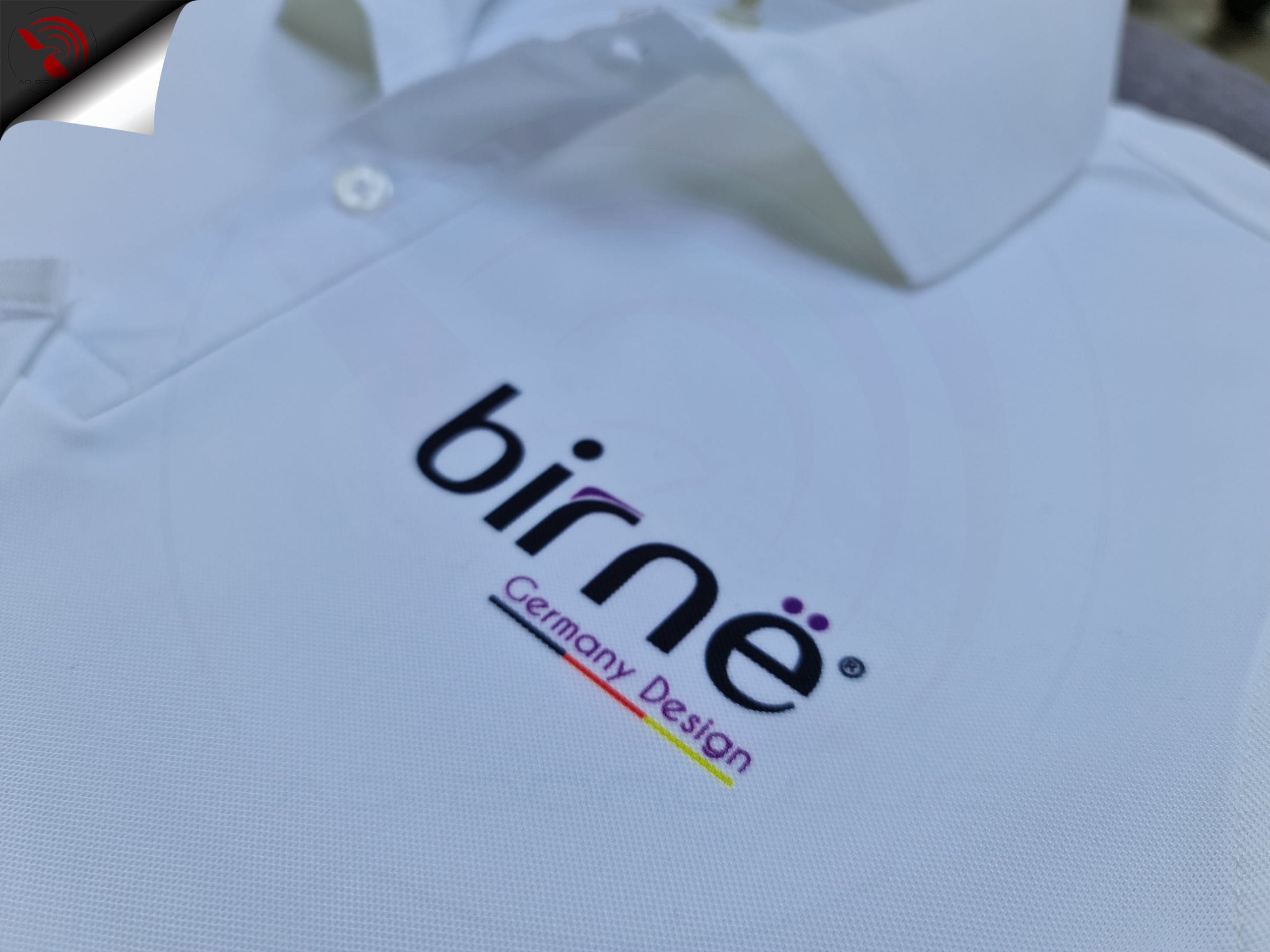 Hình in chuyển nhiệt lên áo thun đồng phục polo bo trơn màu trắng