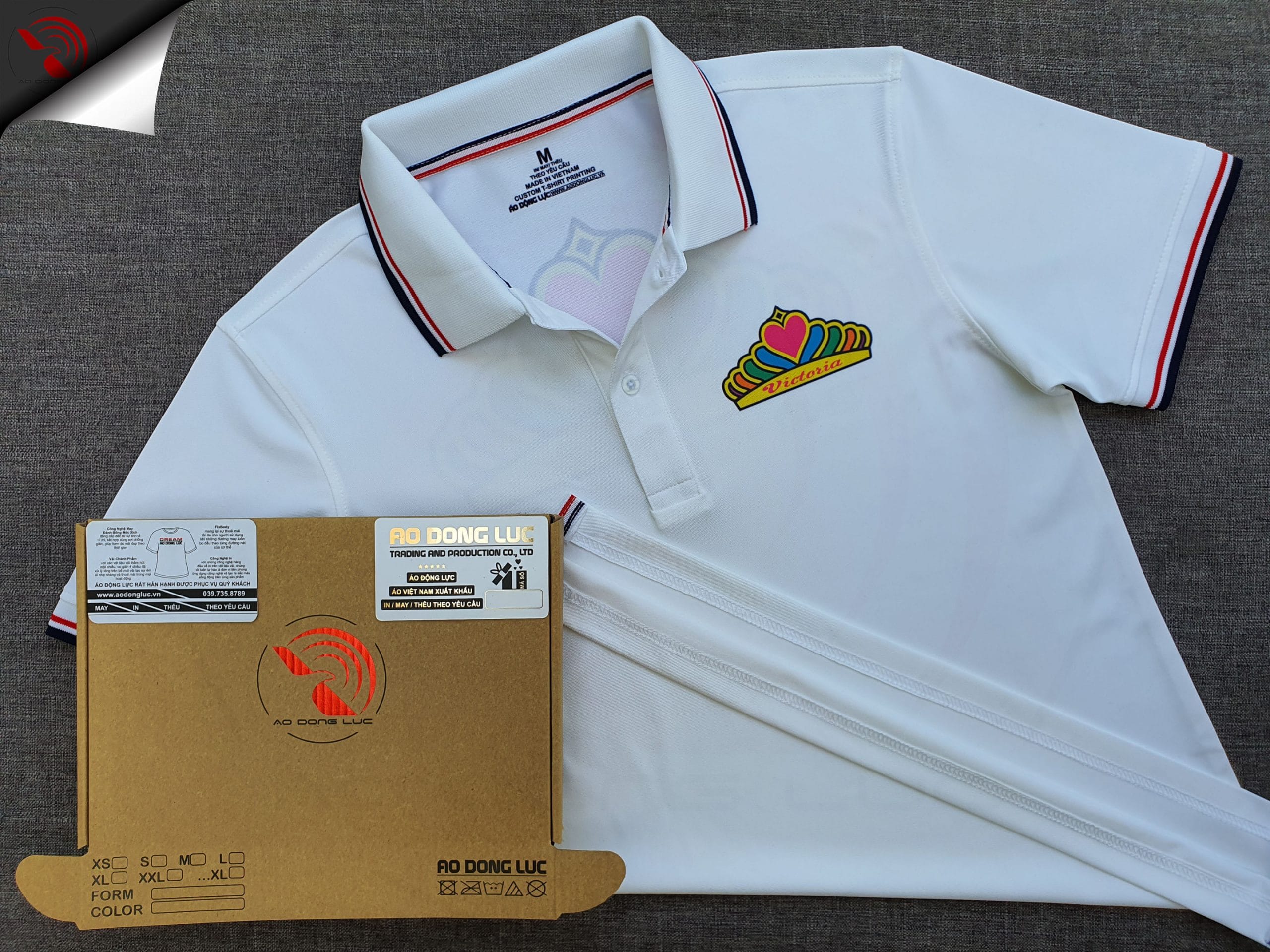 Đồng phục áo thun polo bo sọc màu trắng in chuyển nhiệt logo