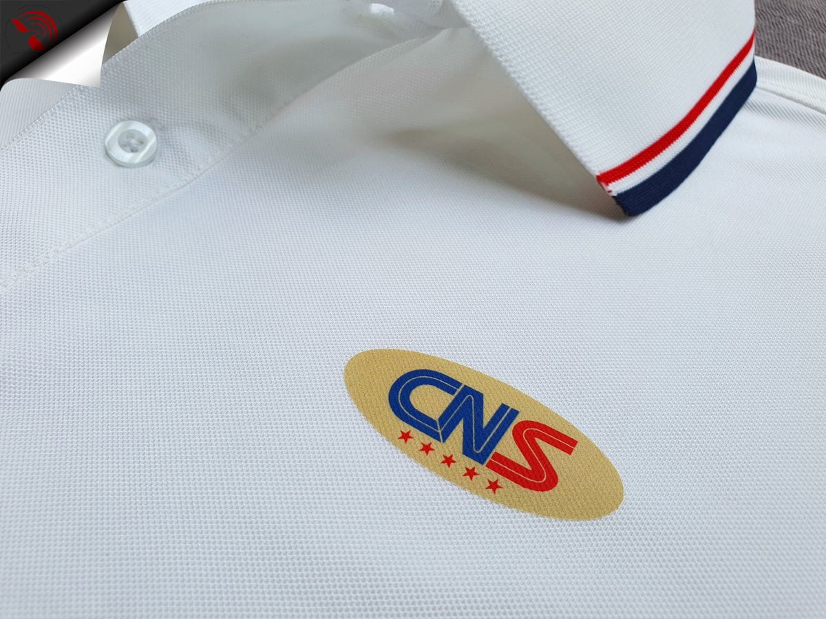 Hình in kỹ thuật số logo lên áo thun đồng phục polo bo sọc màu trắng