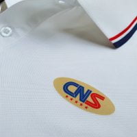 Hình in kỹ thuật số logo lên áo thun đồng phục polo bo sọc màu trắng