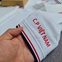 Hình in kỹ thuật số lên áo thun đồng phục polo bo sọc màu trắng