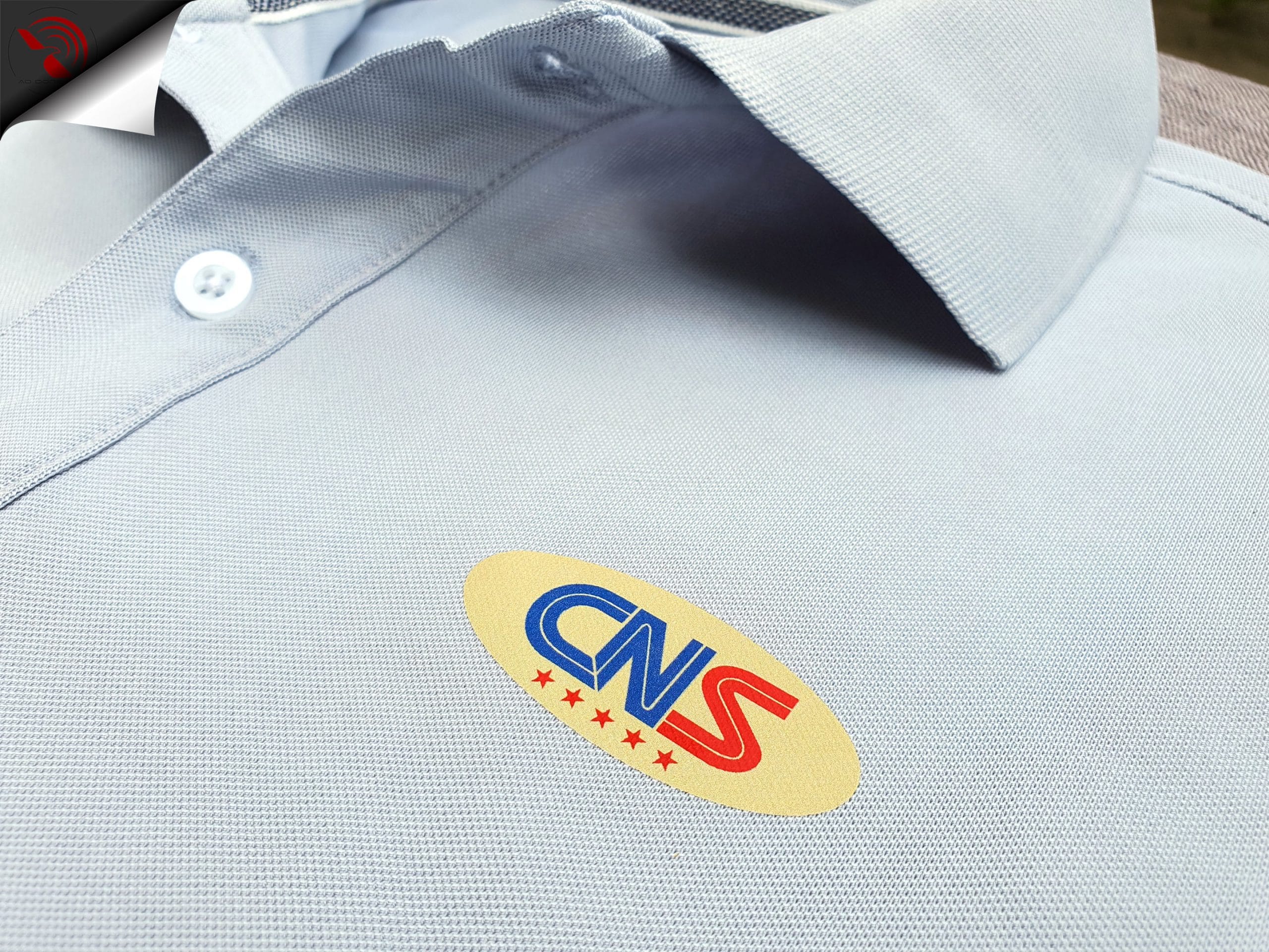 Hình in kỹ thuật số logo lên áo thun đồng phục polo bo trơn xám lam