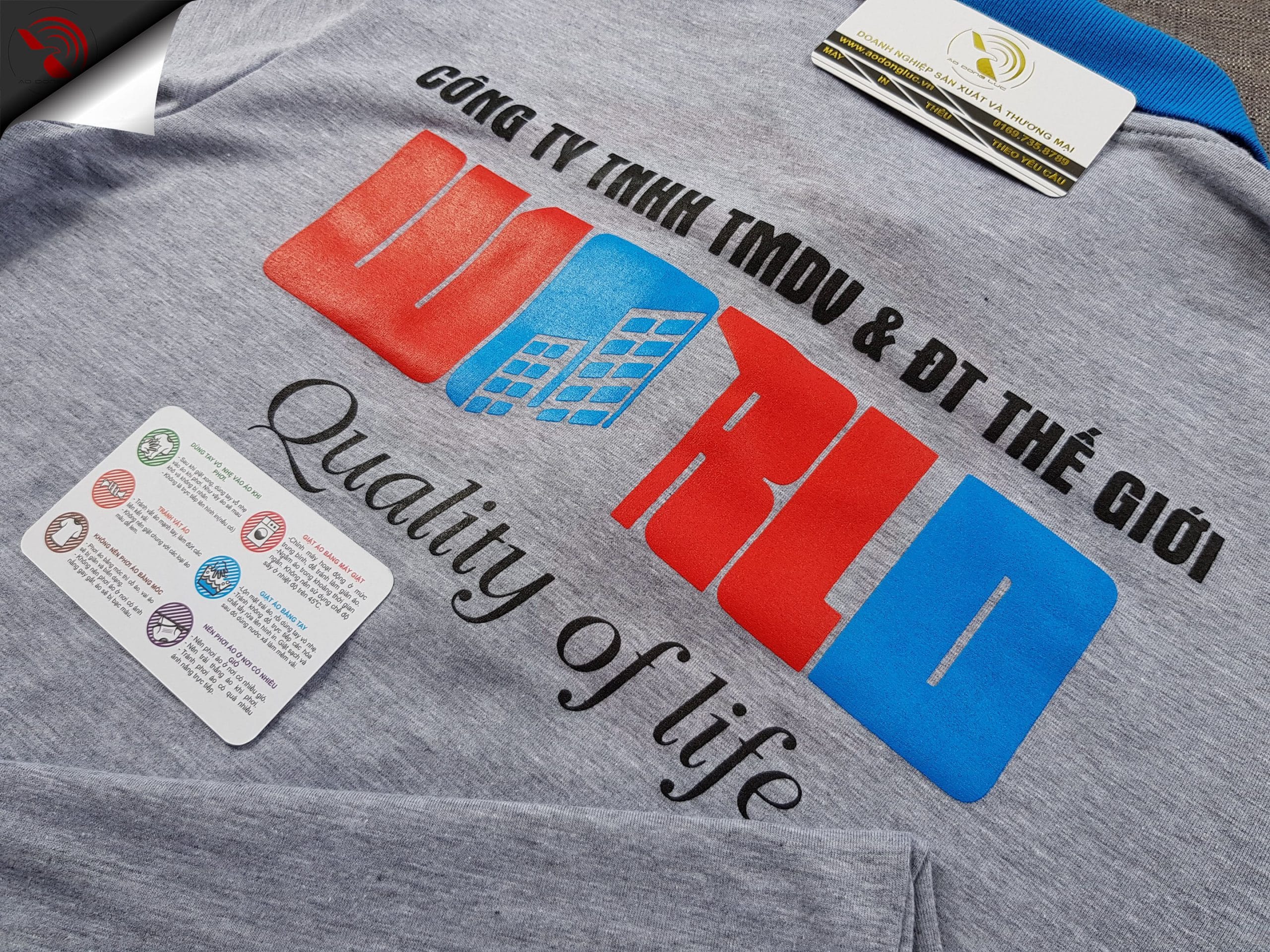 Hình in lụa lên áo thun đồng phục polo xám tiêu phối xanh ya