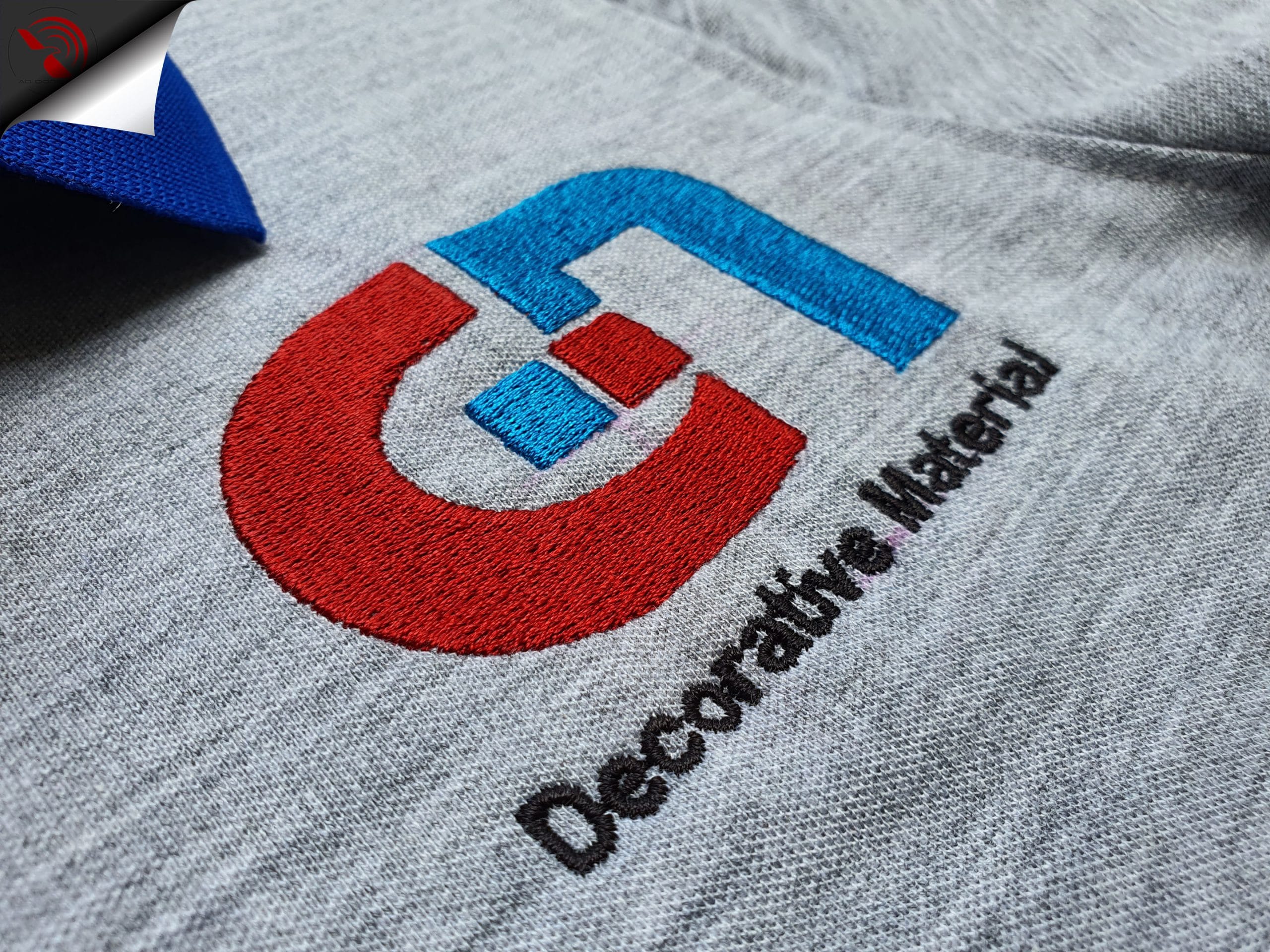 Hình thêu vi tính lên áo thun đồng phục polo xám tiêu phối bo xanh bích