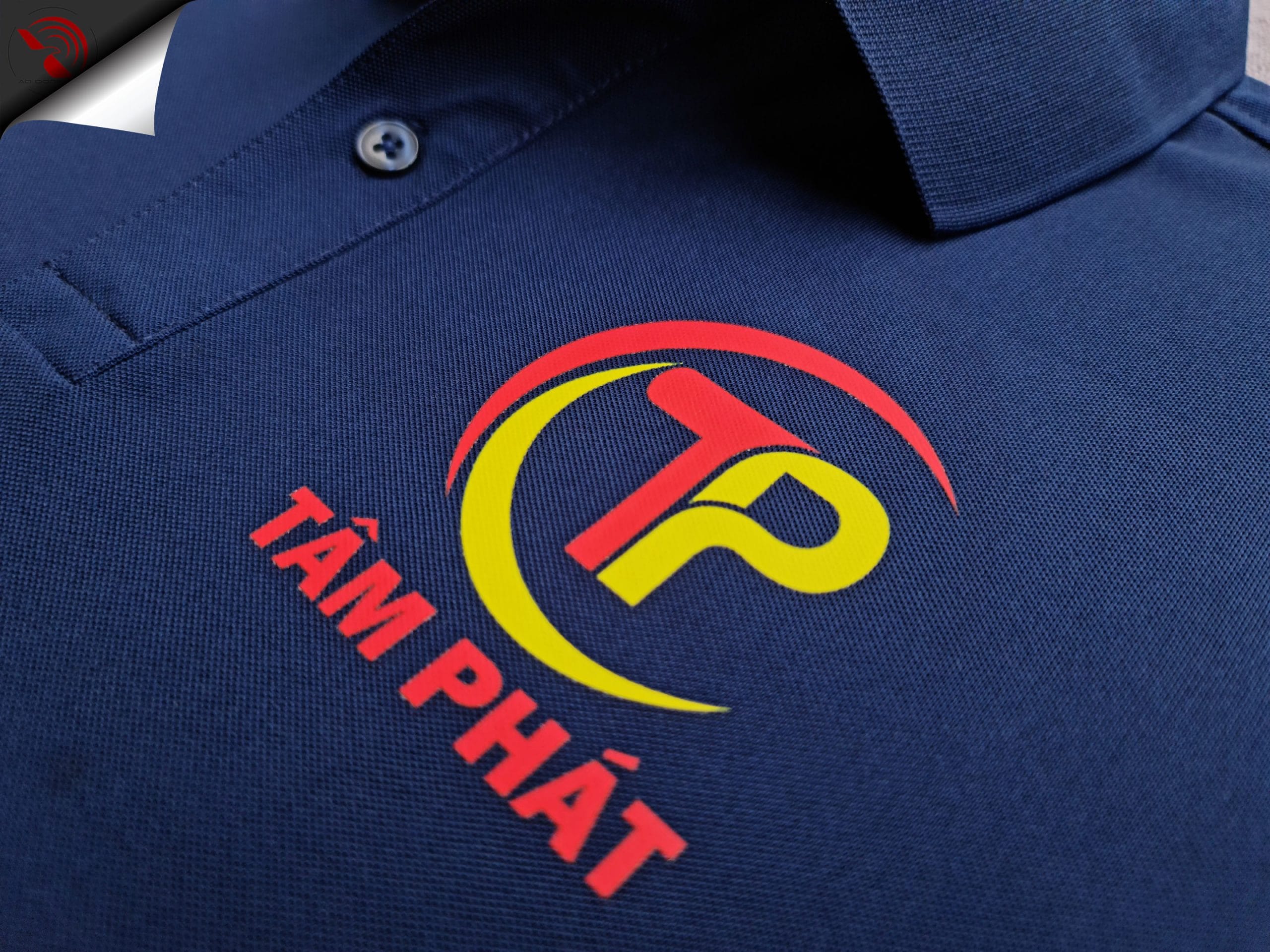 Hình in kỹ thuật số logo lên áo thun đồng phục polo bo trơn xanh đen