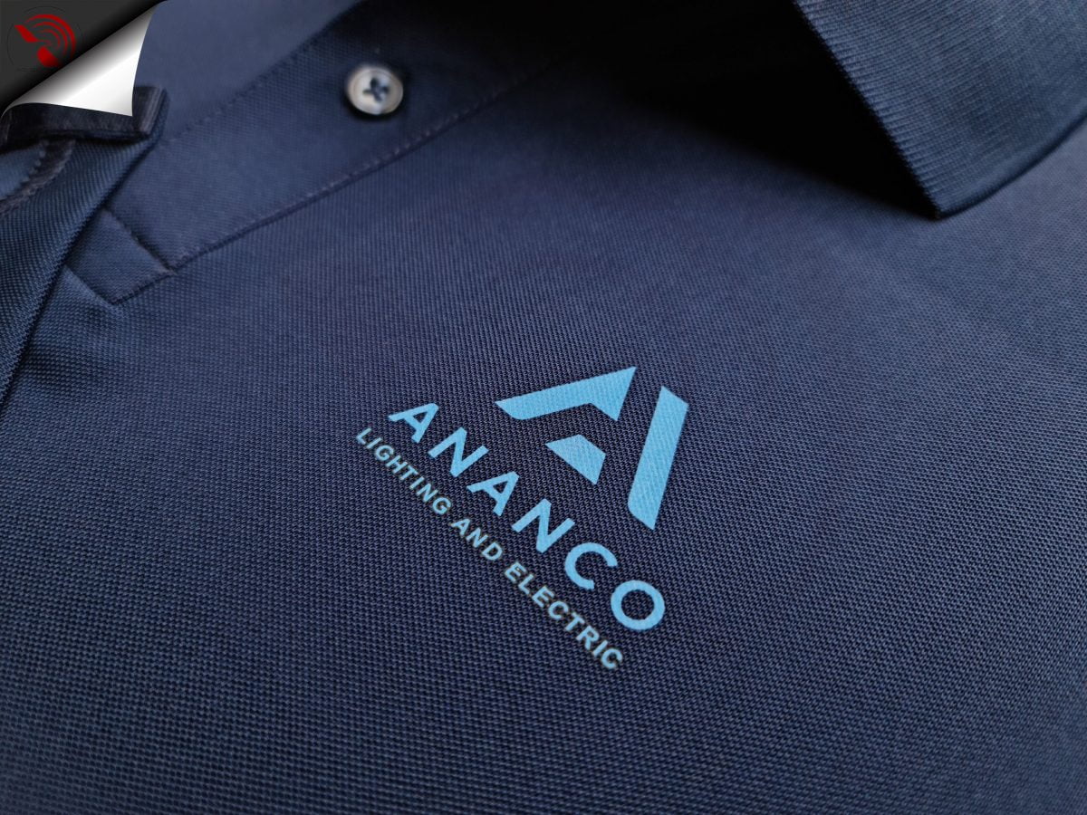 Hình in kỹ thuật số logo lên áo thun đồng phục polo bo trơn xanh đen