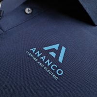 Hình in kỹ thuật số logo lên áo thun đồng phục polo bo trơn xanh đen