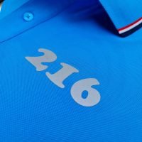 Hình in phản quang logo lên áo thun đồng phục polo xanh ya phối sọc