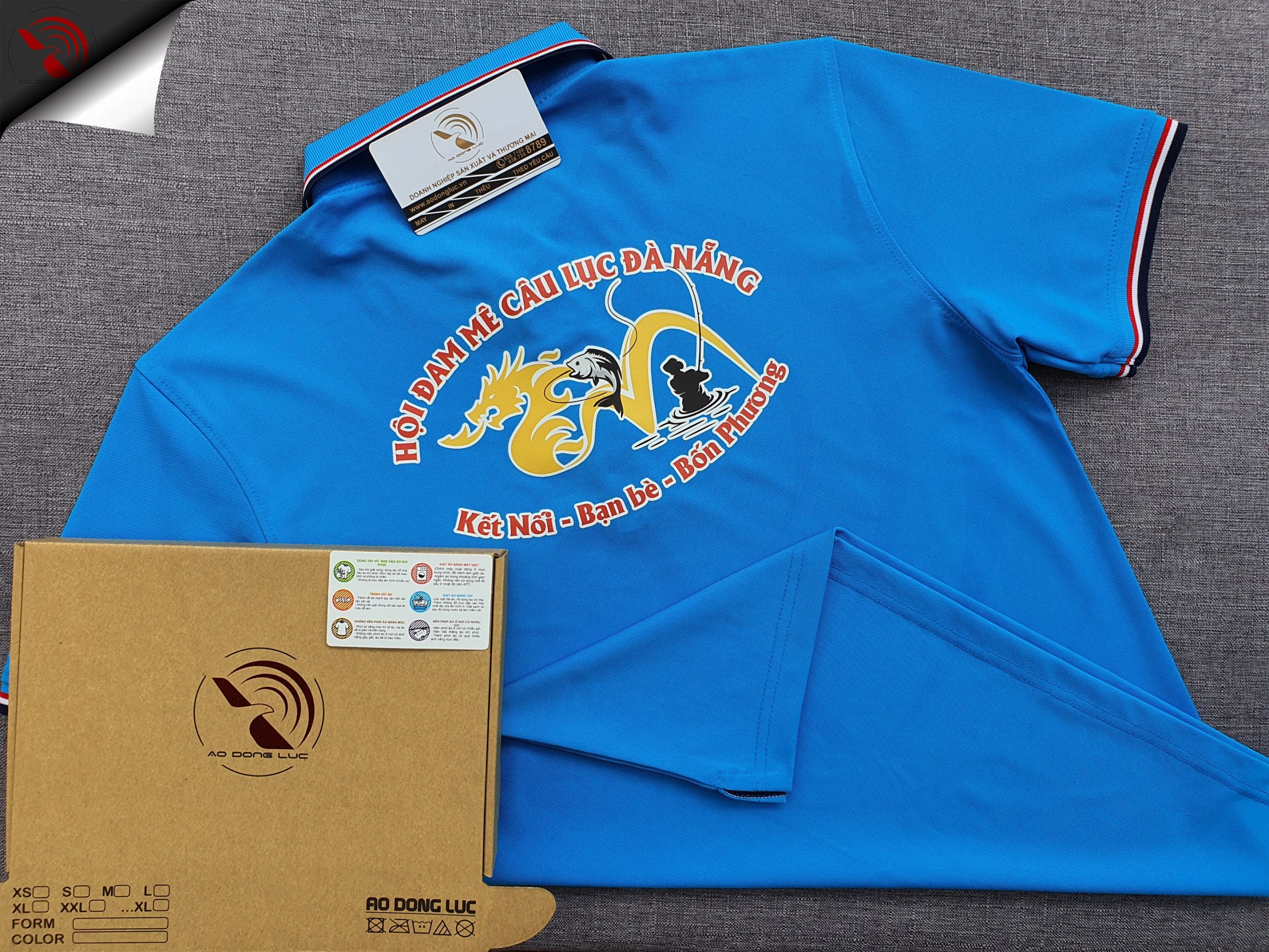 Đồng phục áo thun polo bo sọc màu xanh ya in decal logo