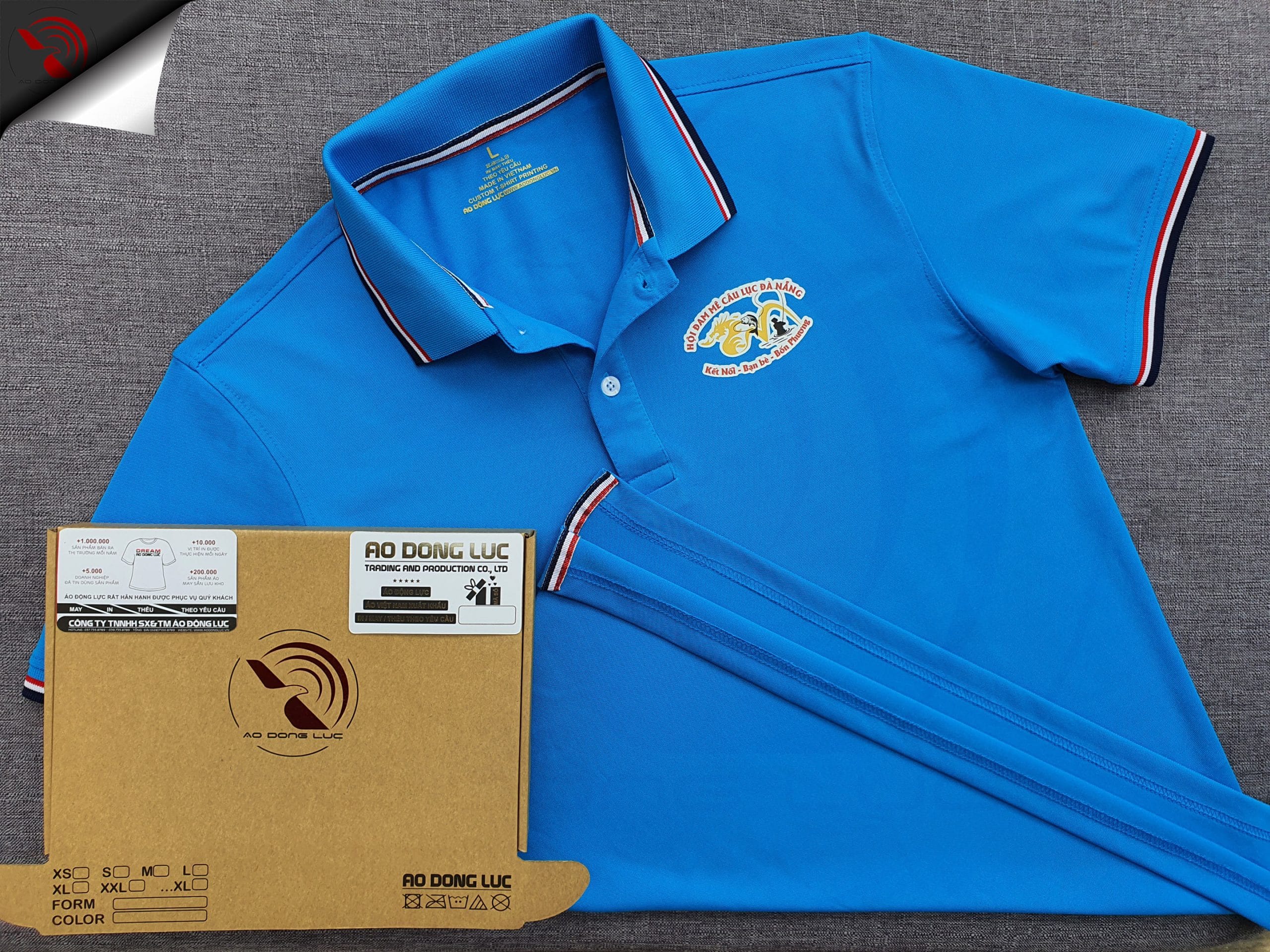 Đồng phục áo thun polo bo sọc màu xanh ya in decal logo