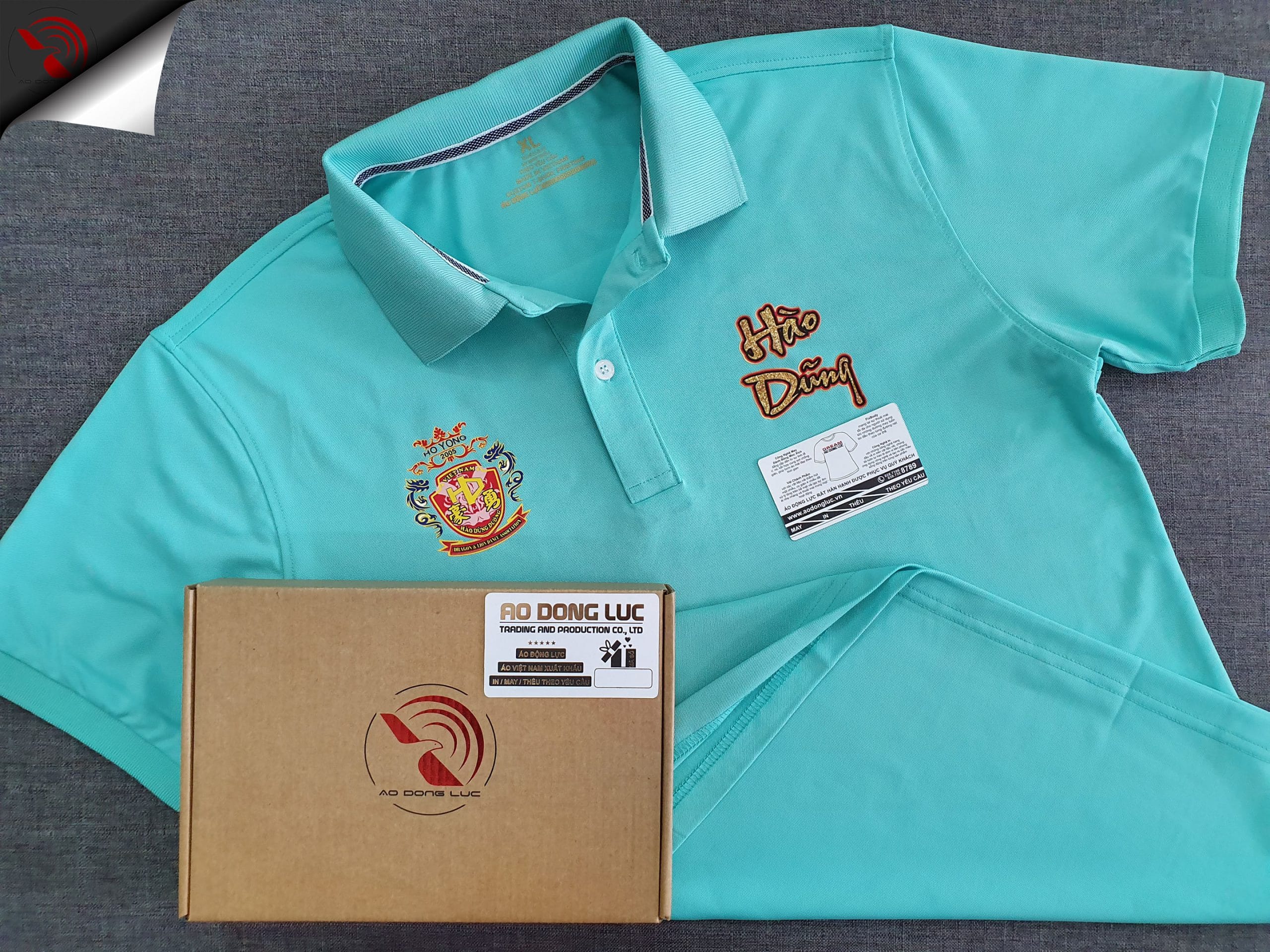 Đồng phục áo thun polo bo trơn màu xanh ngọc in decal