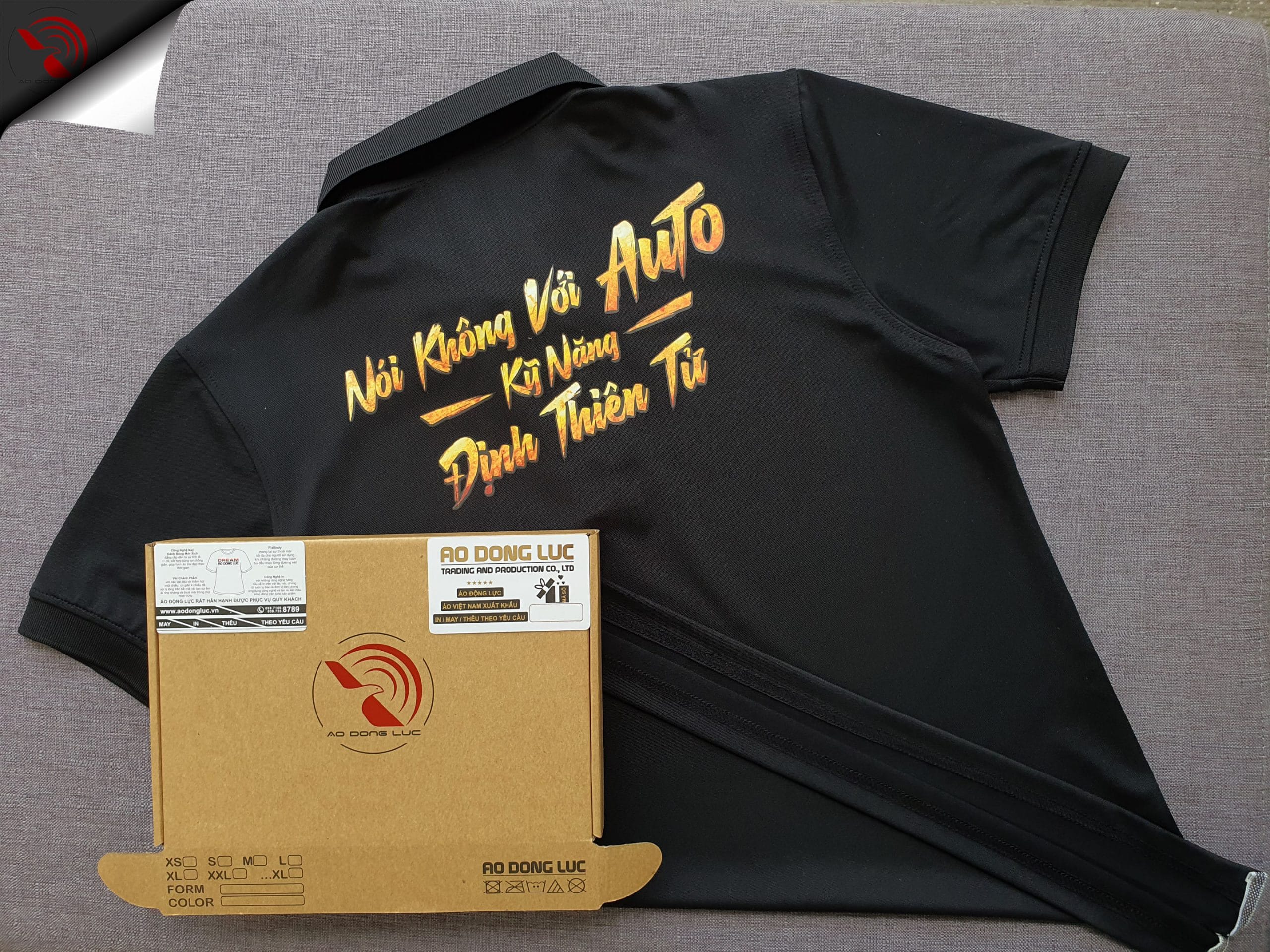 Đồng phục áo thun polo bo trơn màu đen in decal