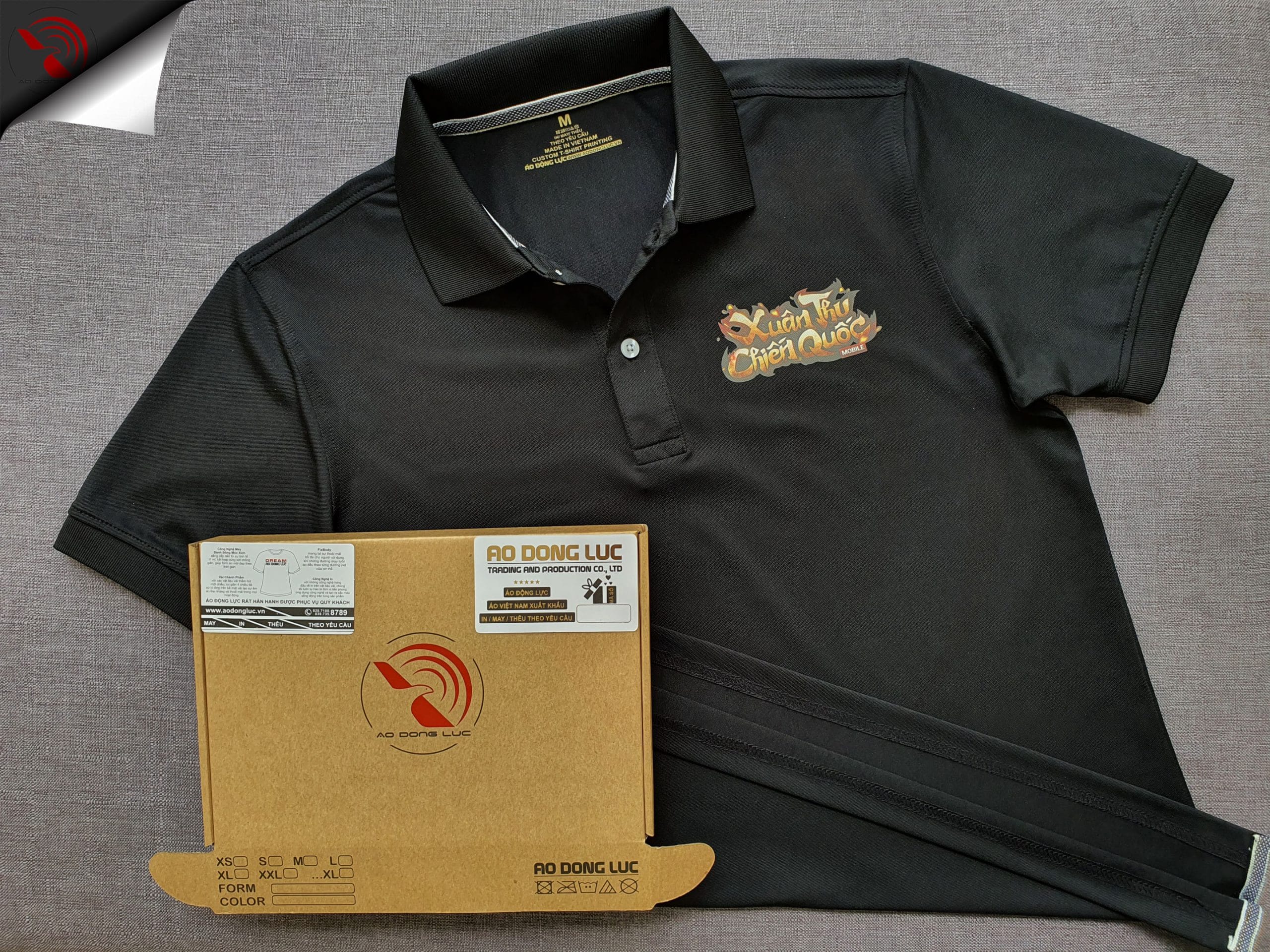 Đồng phục áo thun polo bo trơn màu đen in decal logo