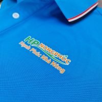 Đồng phục áo thun polo bo sọc màu xanh ya in kỹ thuật số logo