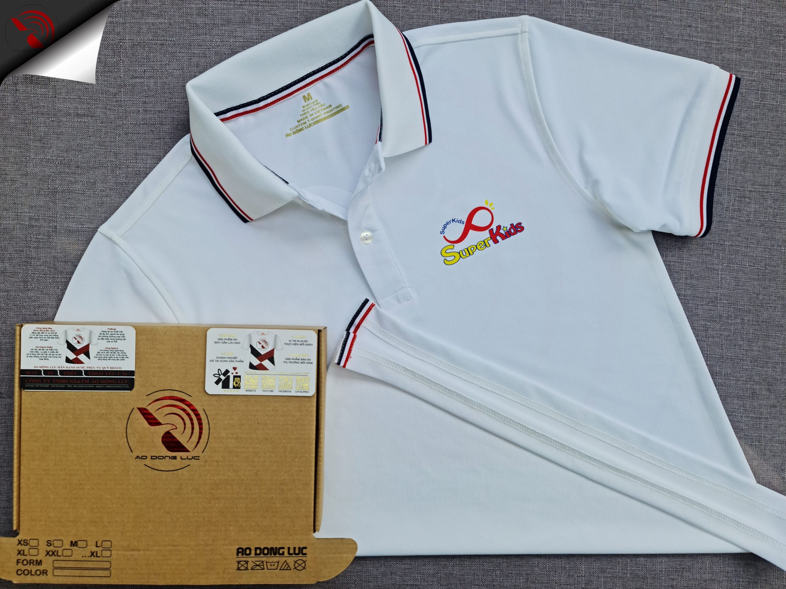 Đồng phục áo thun polo bo sọc màu trắng in kỹ thuật số