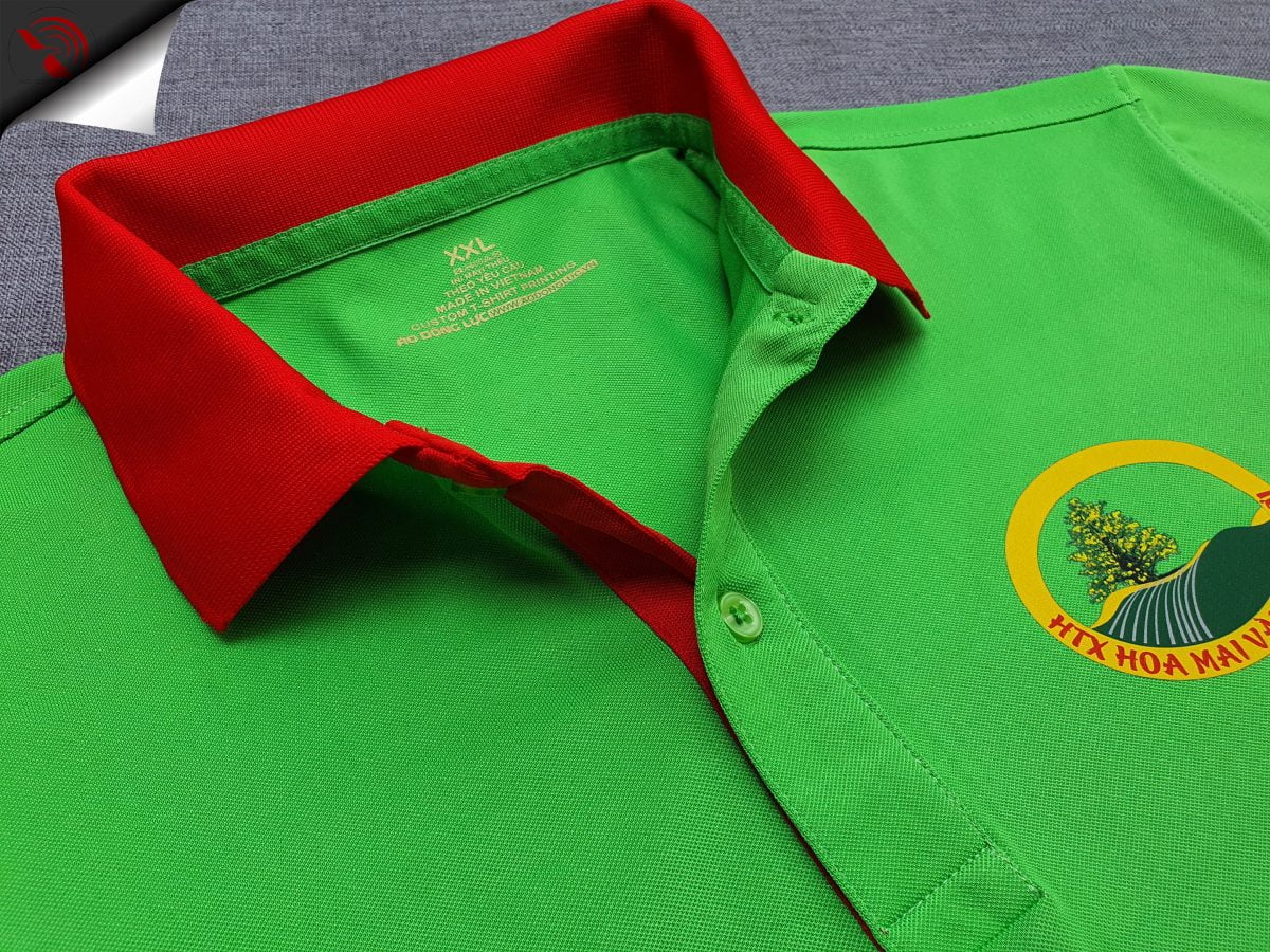 Đồng phục áo thun xanh lá phối bo tay bo cổ trụ trong màu đỏ in kỹ thuật số logo
