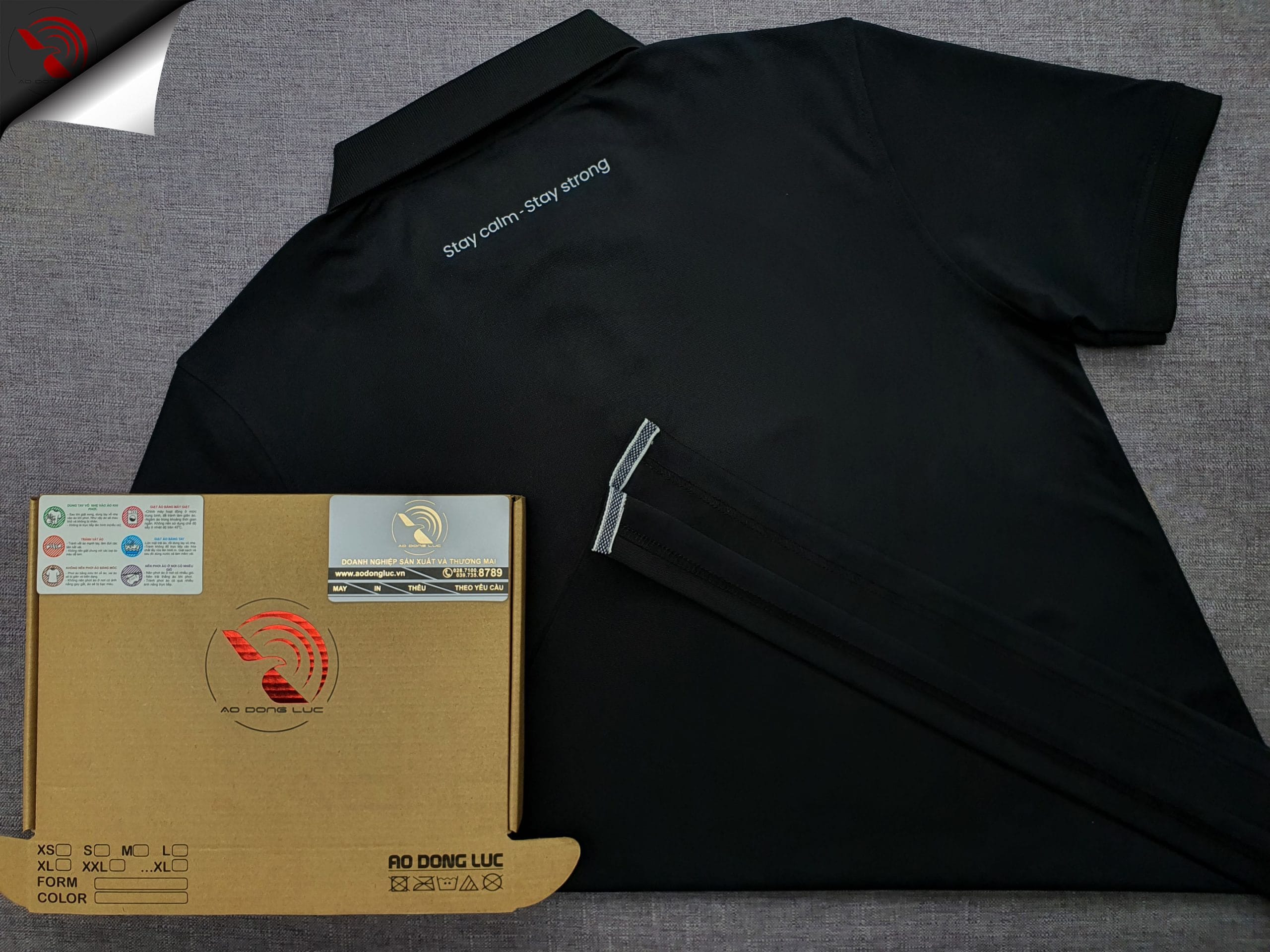 Đồng phục áo thun polo bo trơn màu đen in kỹ thuật số
