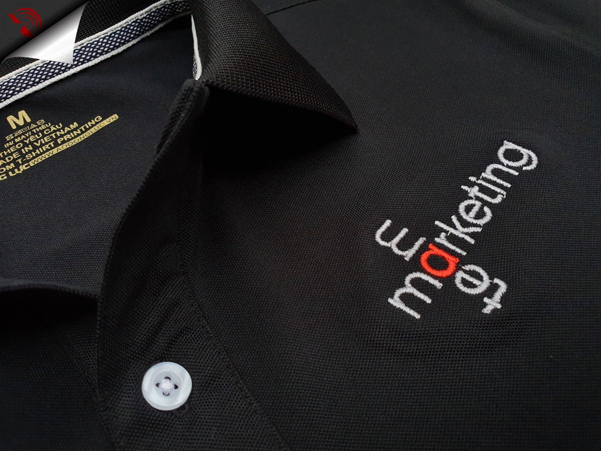 Hình thêu vi tính logo lên áo thun đồng phục polo bo trơn màu đen