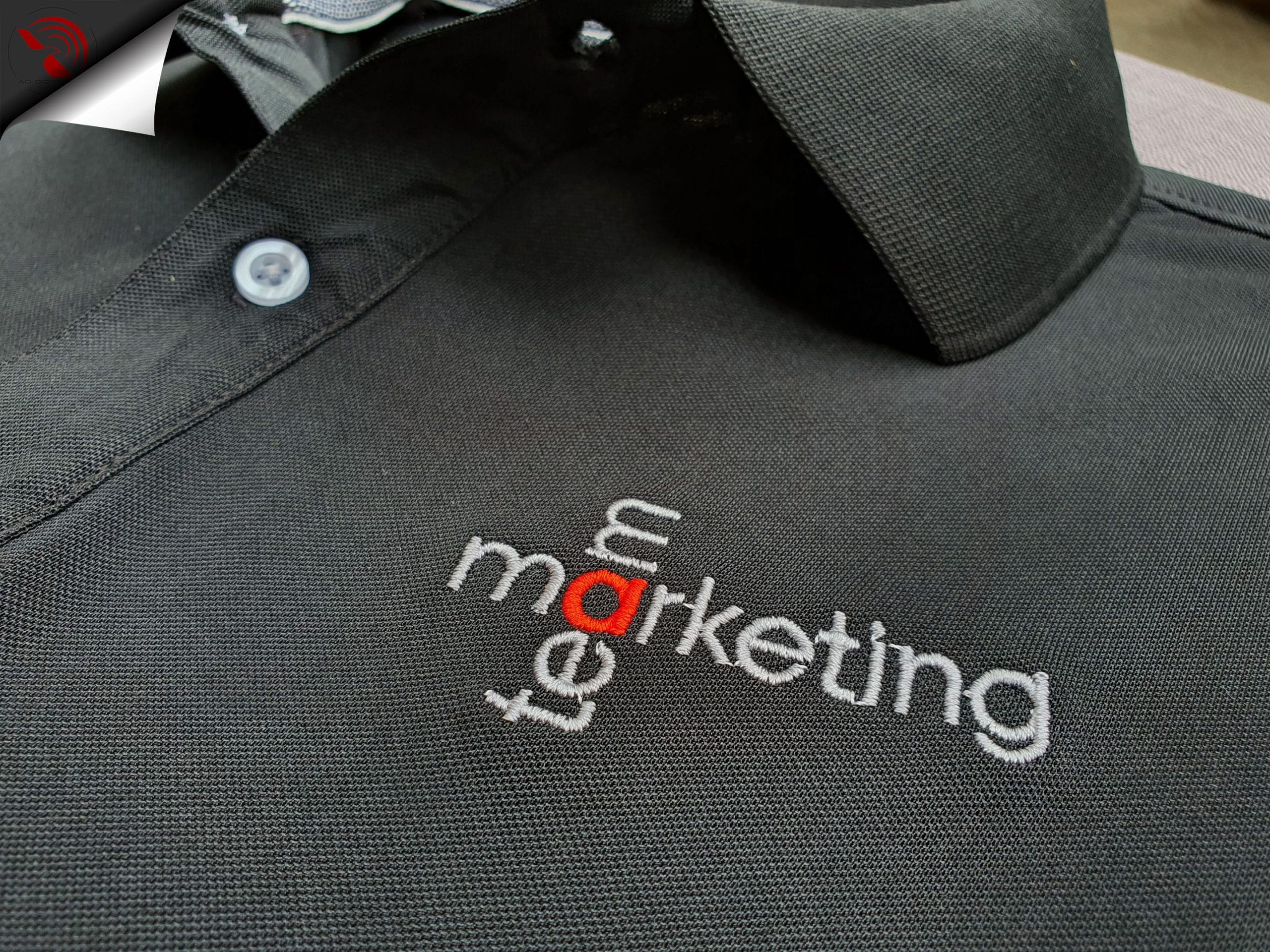 Hình thêu vi tính logo lên áo thun đồng phục polo bo trơn màu đen