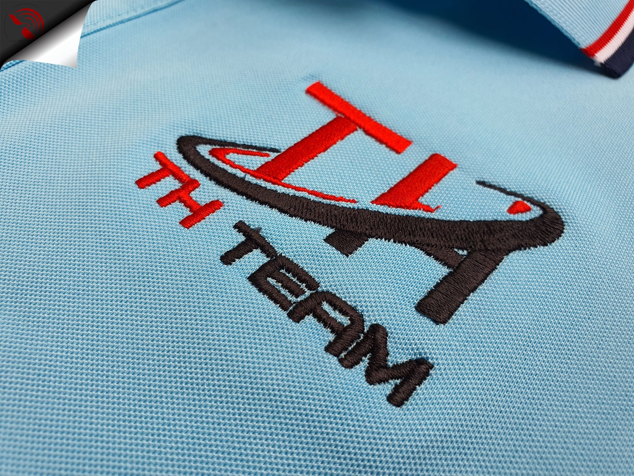 Hình thêu vi tính logo lên áo thun đồng phục polo bo sọc thiên thanh