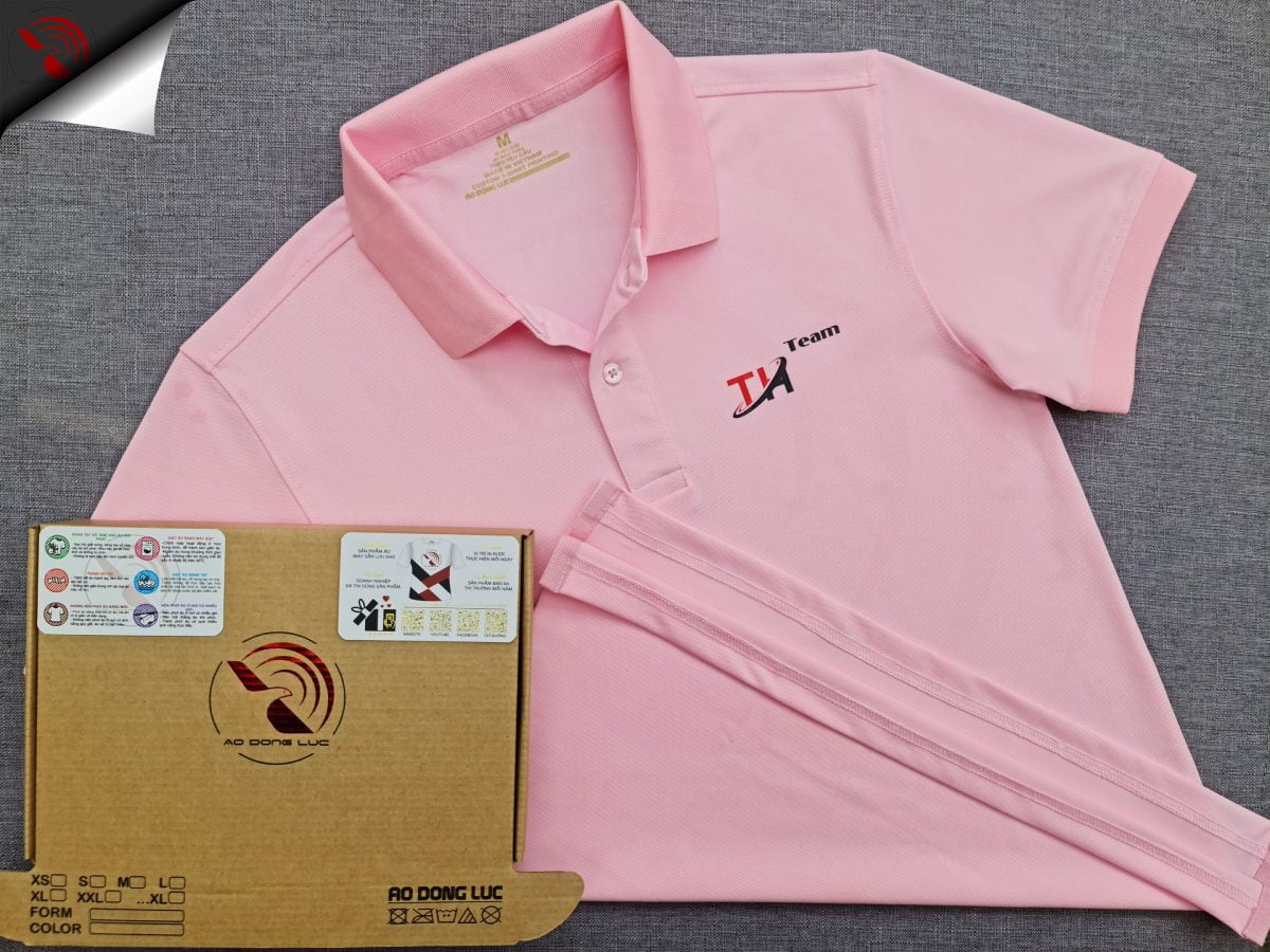 Đồng phục áo thun polo bo trơn màu hồng phấn in kỹ thật số logo