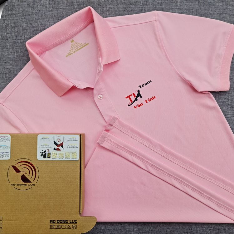 Đồng phục áo thun polo bo trơn màu hồng phấn in kỹ thuật số logo