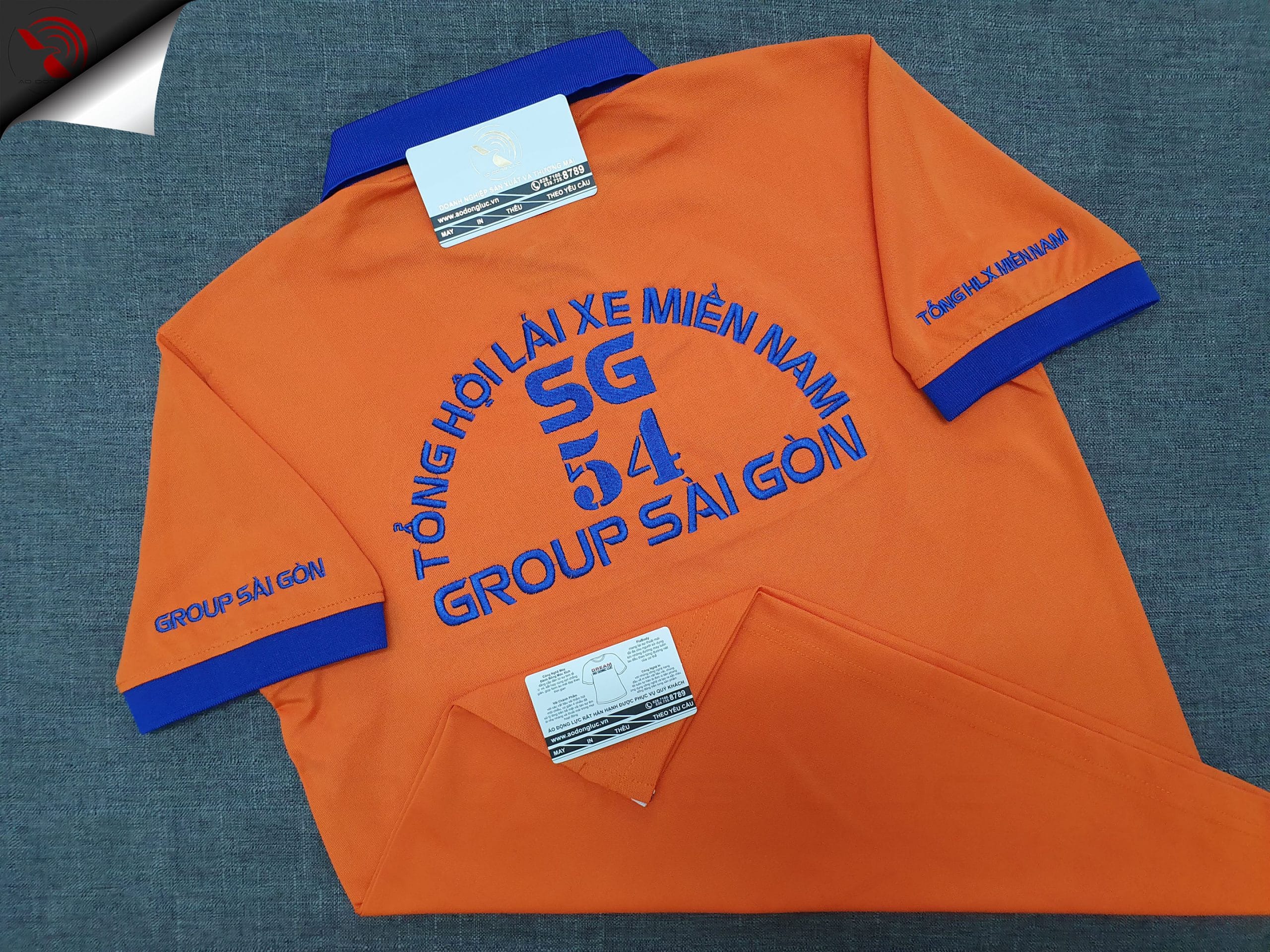 Đồng phục áo thun polo màu cam phối bo tay bo cổ trụ trong xanh bích thêu logo
