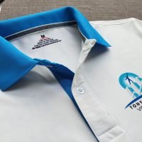Đồng phục áo thun polo màu trắng phối bo tay bo cổ trụ trong xanh ya in chuyển nhiệt logo