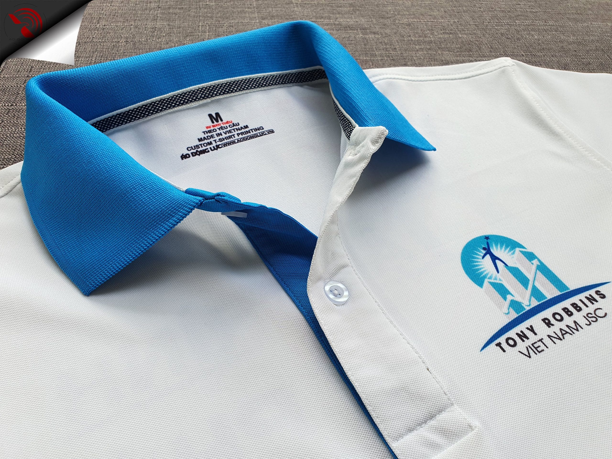 Đồng phục áo thun polo màu trắng phối bo tay bo cổ trụ trong xanh ya in chuyển nhiệt logo