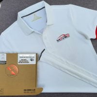 Đồng phục áo thun polo màu trắng may phối bo tay màu đỏ in chuyển nhiệt logo