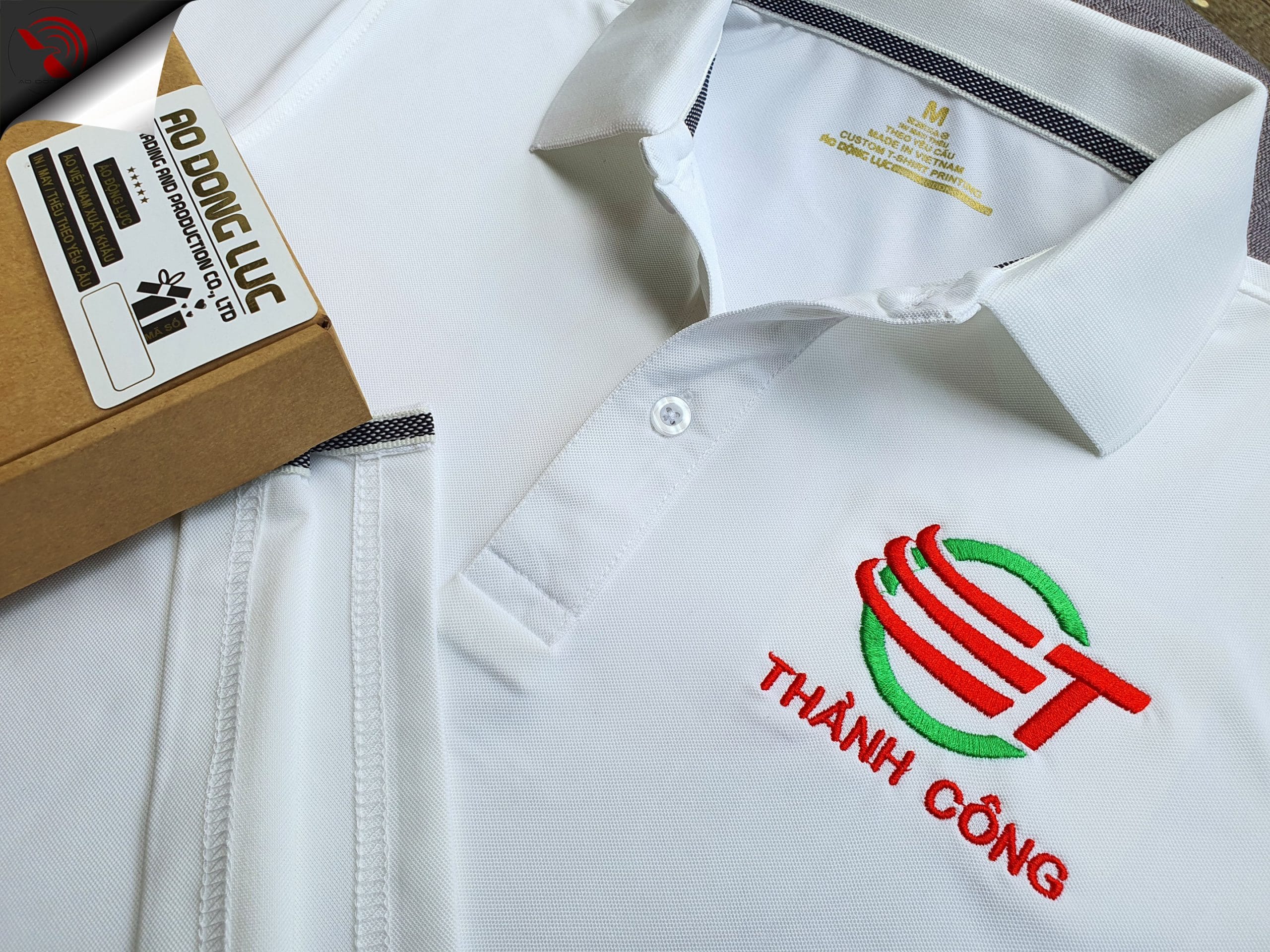 Đồng phục áo thun polo bo trơn màu trắng thêu logo