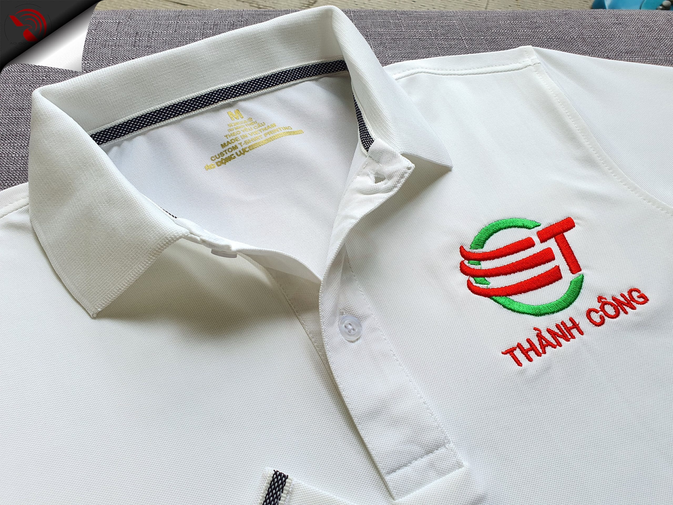 Đồng phục áo thun polo bo trơn màu trắng thêu logo