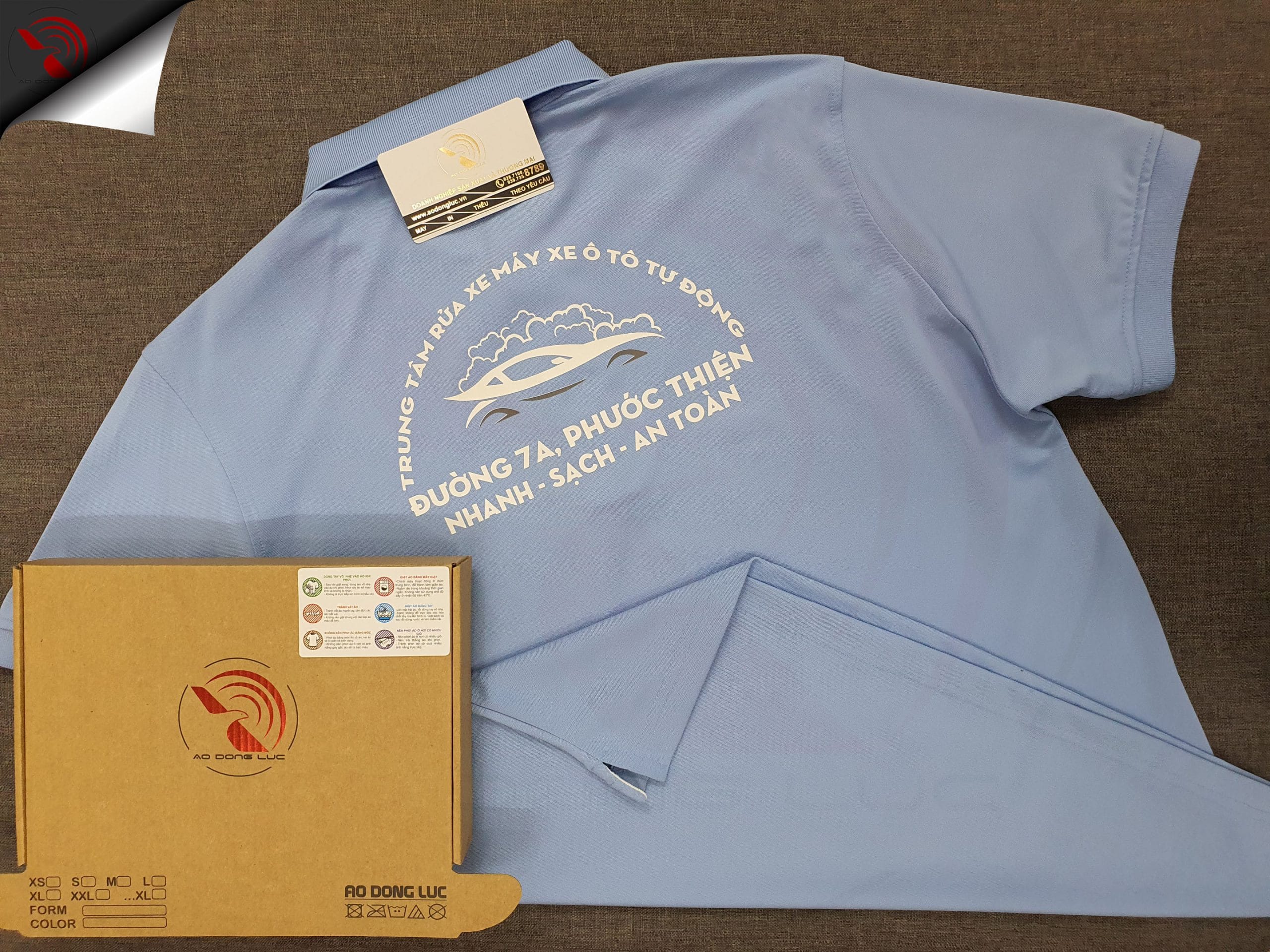 Đồng phục áo thun polo bo trơn xanh biển in decal