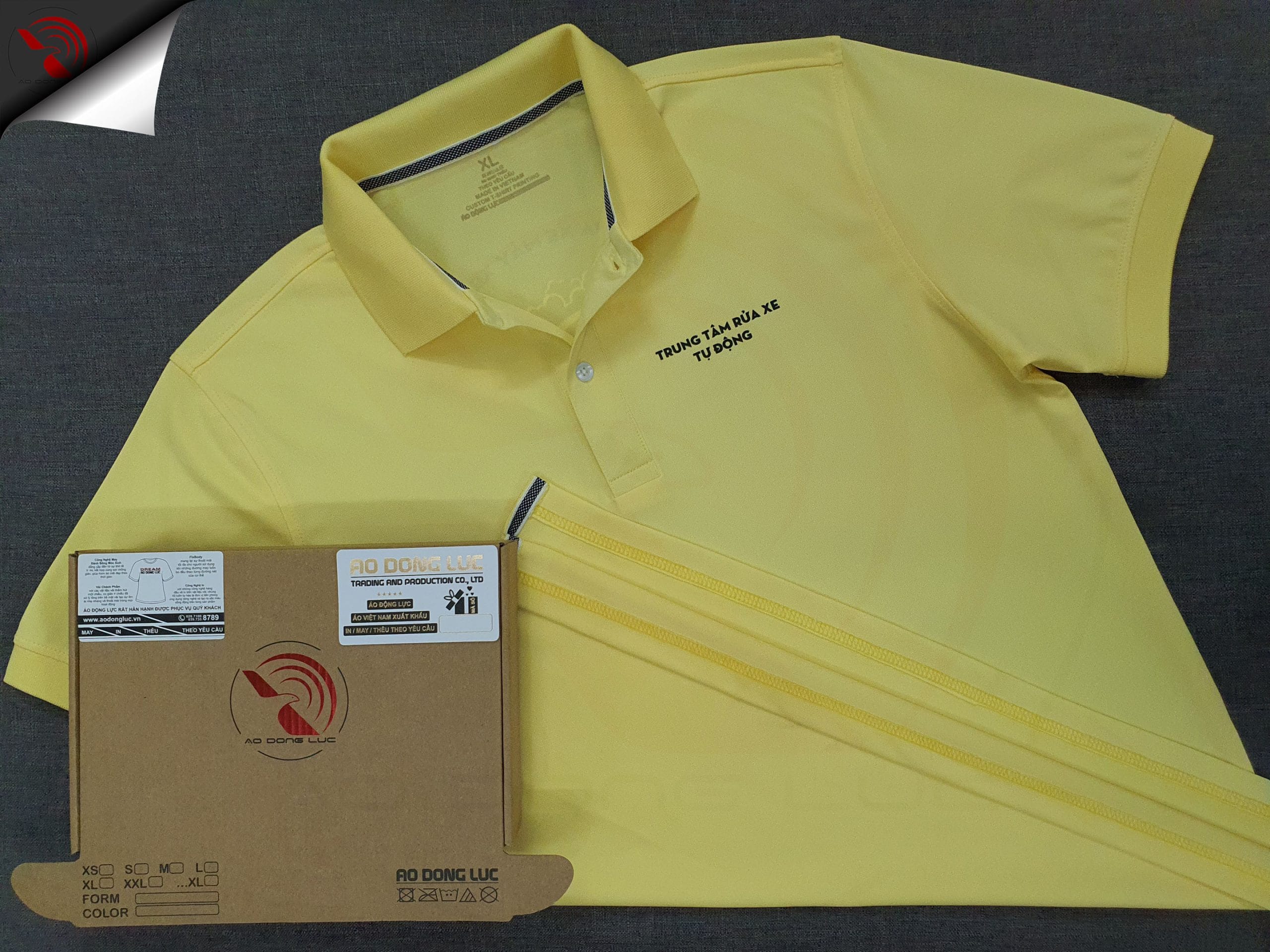 Đồng phục áo thun polo bo trơn màu vàng in decal logo