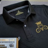 Đồng phục áo thun polo bo trơn đen in decal vàng đồng logo