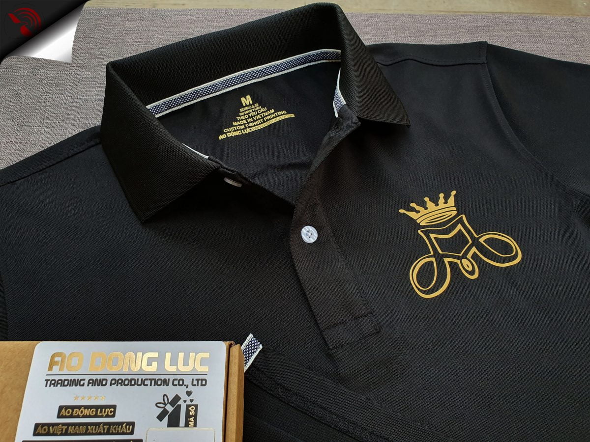 Đồng phục áo thun polo bo trơn đen in decal vàng đồng logo