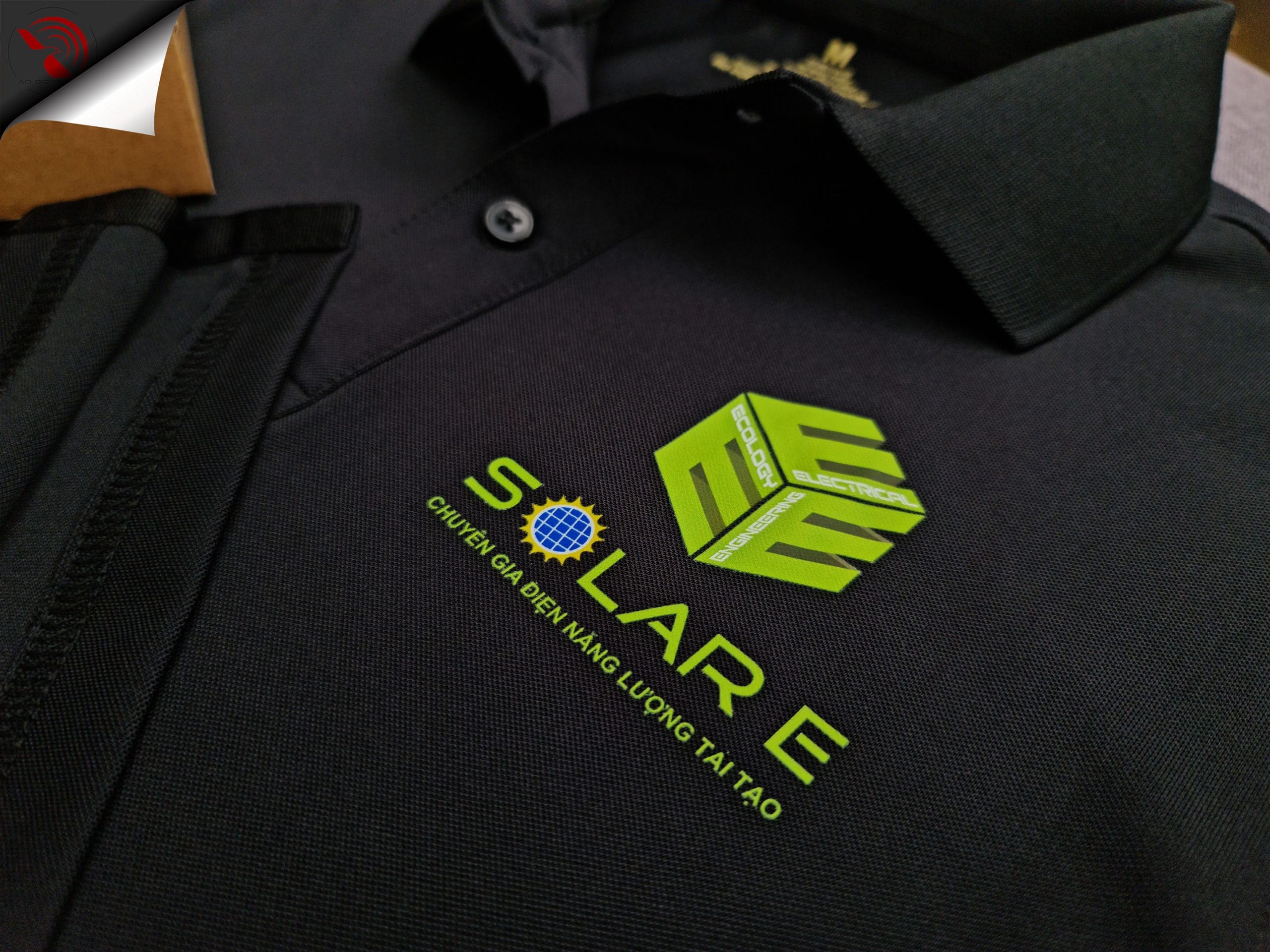 Hình in kỹ thuật số lên áo thun polo bo trơn màu đen