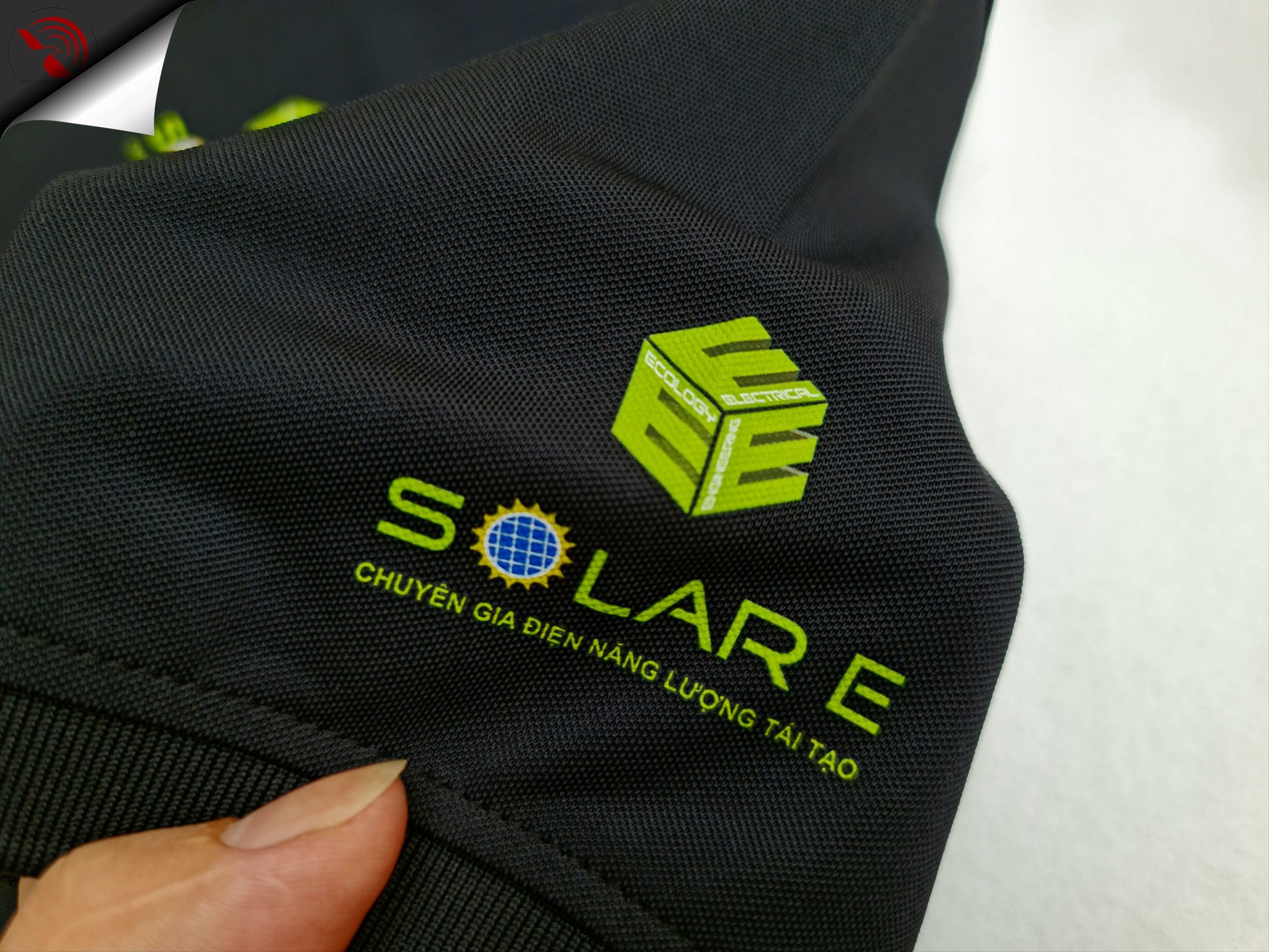 Hình in kỹ thuật số lên áo thun đồng phục polo bo trơn màu đen