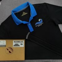Đồng phục áo thun polo màu đen phối xanh ya in decal logo