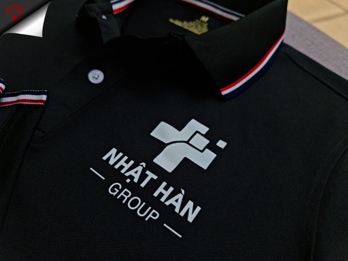 Hình in kỹ thuật số lên áo thun đồng phục polo bo sọc màu đen