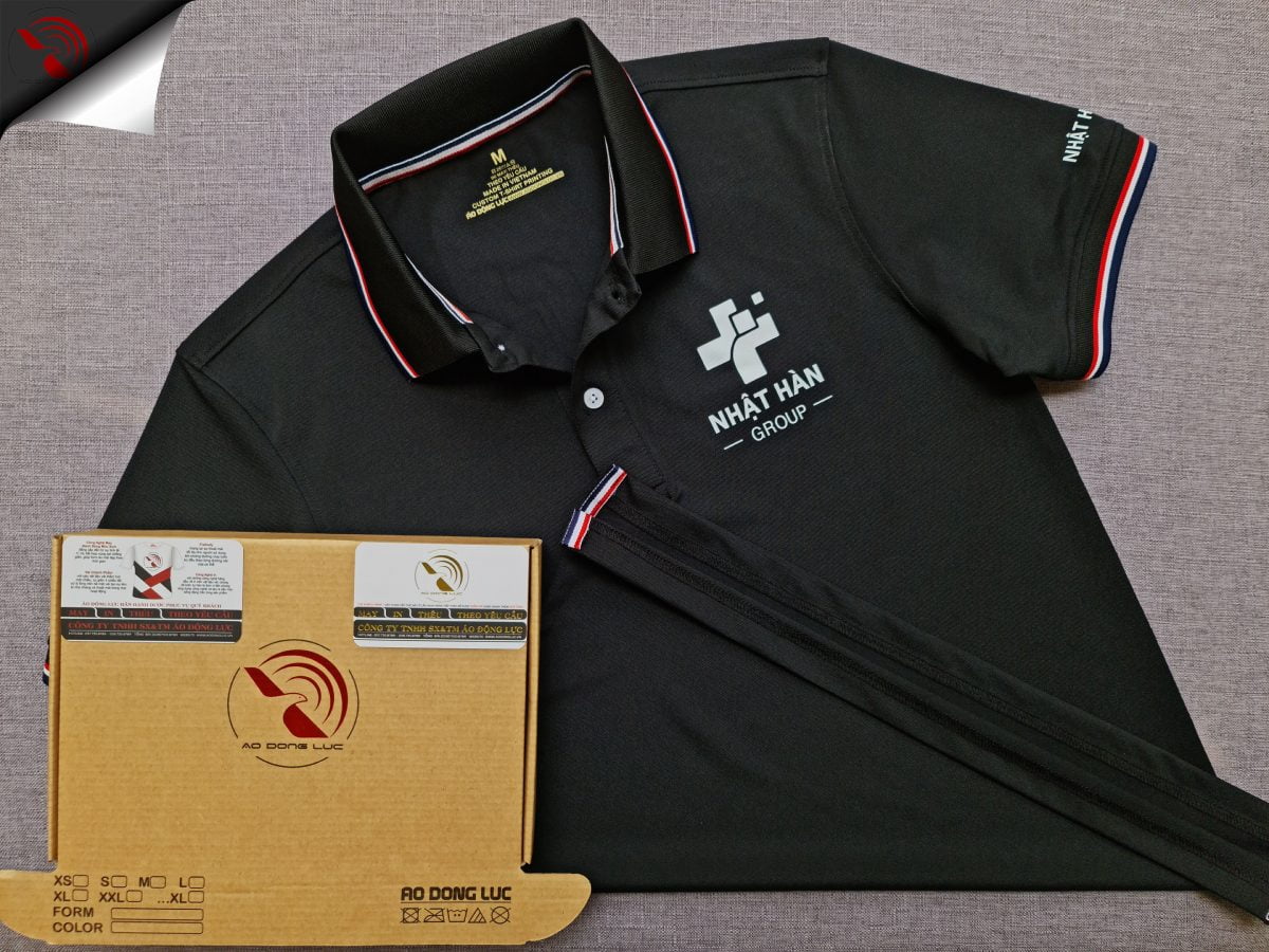 Đồng phục áo thun polo bo sọc màu đen in kỹ thuật số logo
