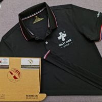 Đồng phục áo thun polo bo sọc màu đen in kỹ thuật số logo