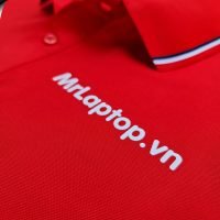 Hình in kỹ thuật số lên áo thun đồng phục polo bo sọc màu đỏ