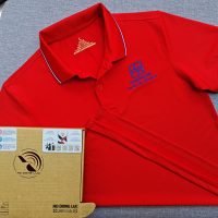 Đồng phục áo thun polo màu đỏ dệt bo theo yêu cầu thêu logo ngực