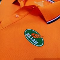 Hình thêu vi tính logo lên áo thun đồng phục polo bo sọc màu cam