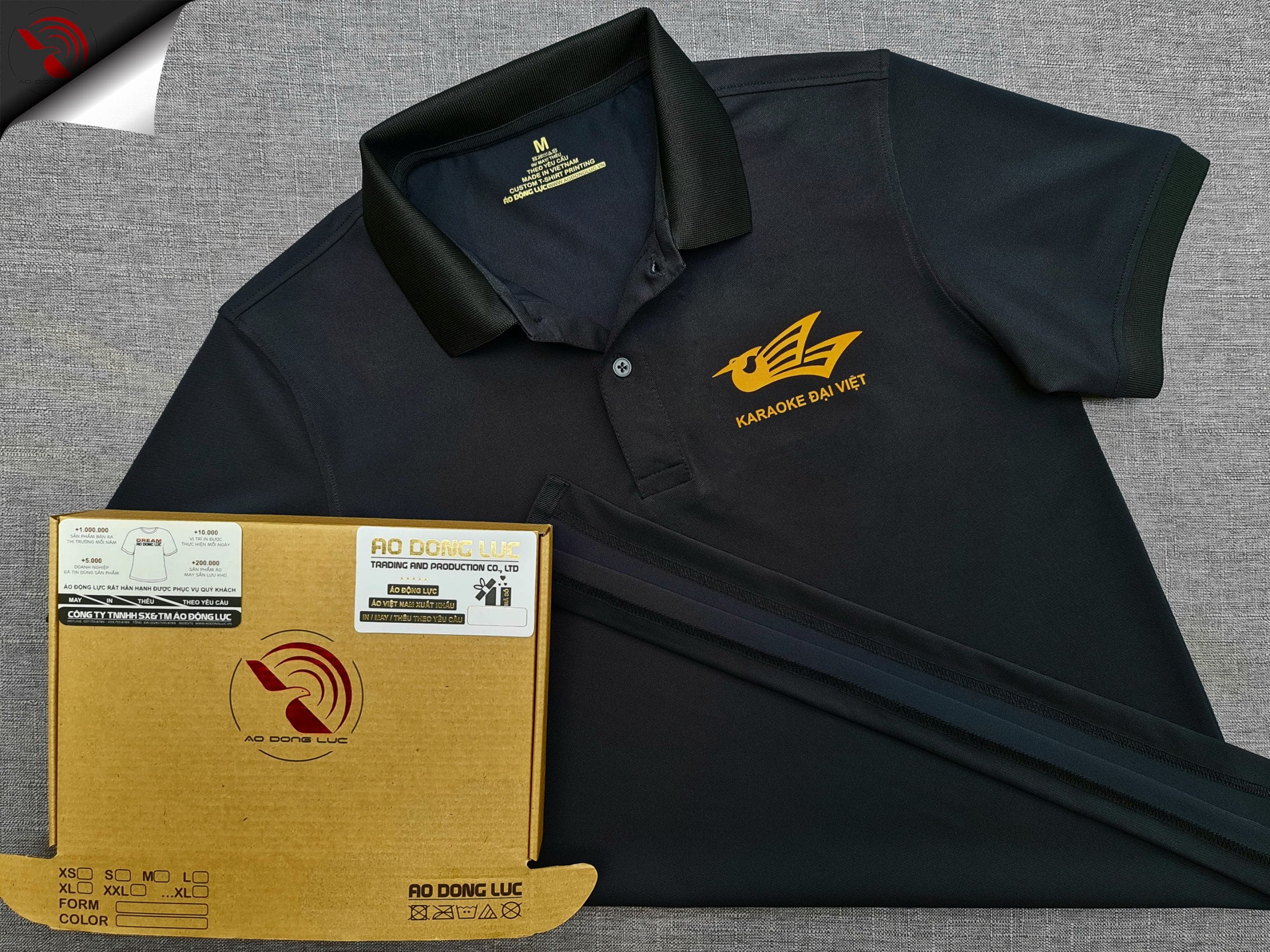 Đồng phục áo thun polo bo trơn màu đen in decal